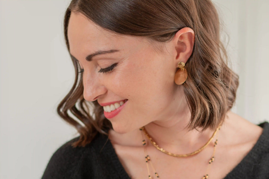 femme portant des bijoux dorés sur une peau claire
