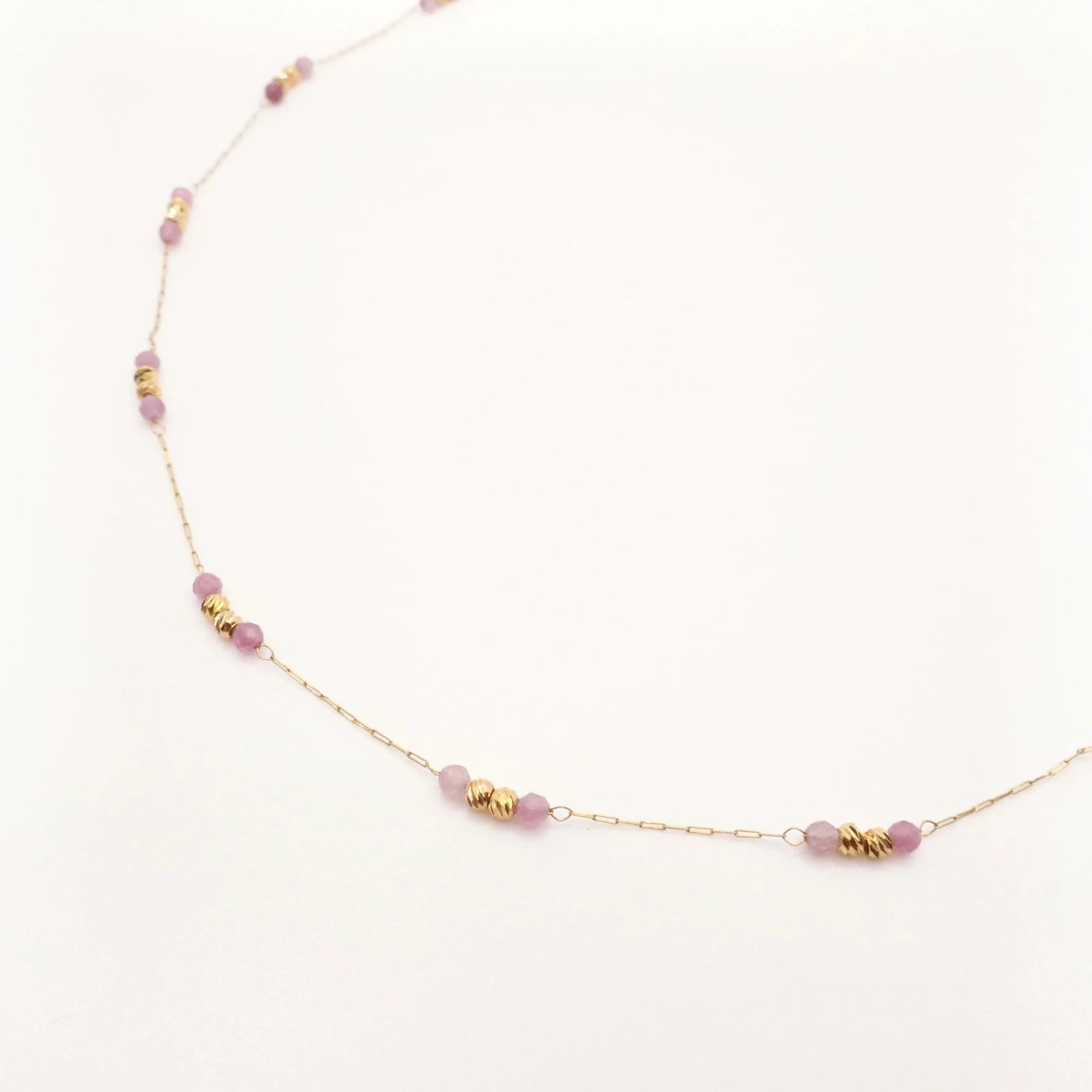 Bijou d'oreilles unique entre boucles et collier en version or et petites perles roses