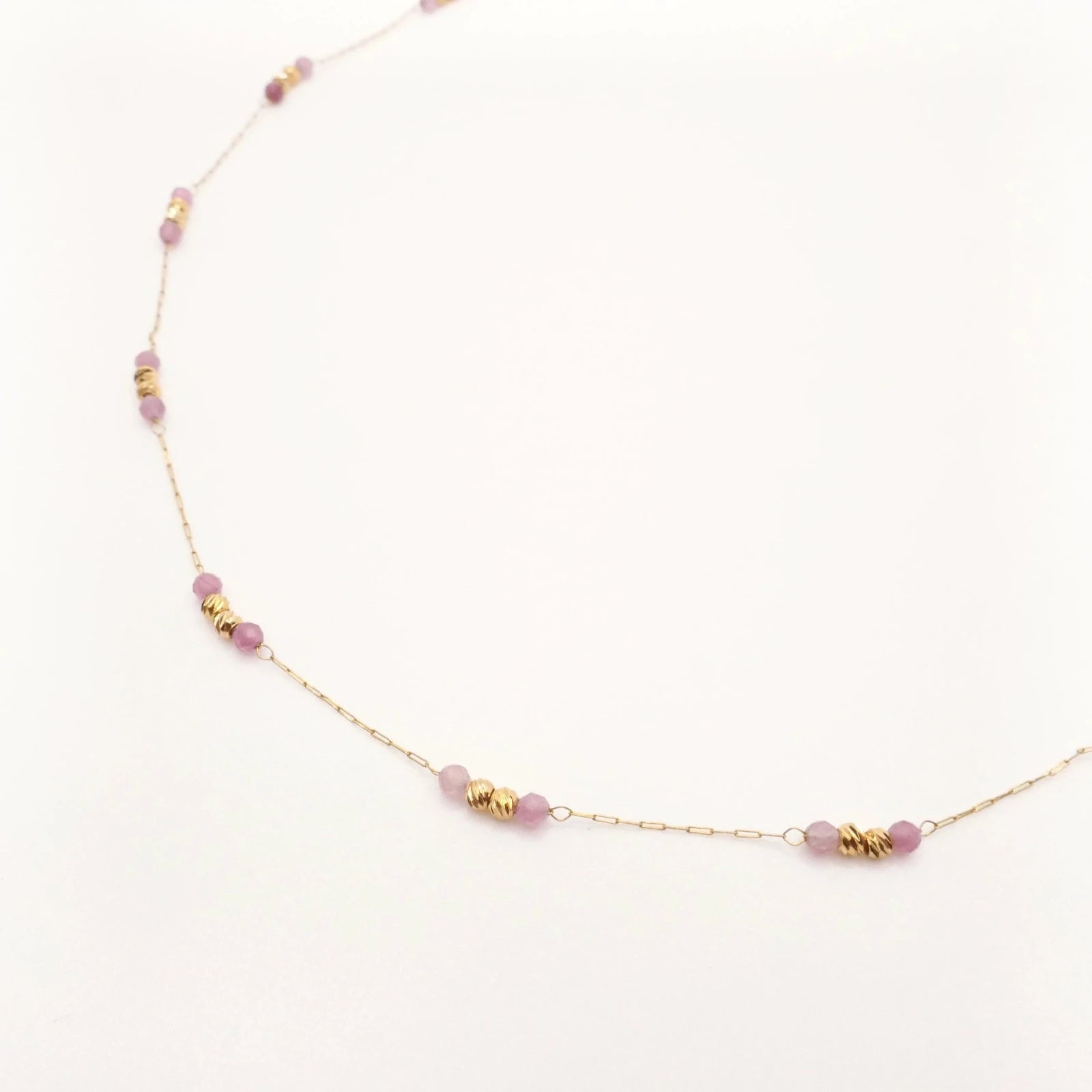 Bijou d'oreilles unique entre boucles et collier en version or et petites perles roses