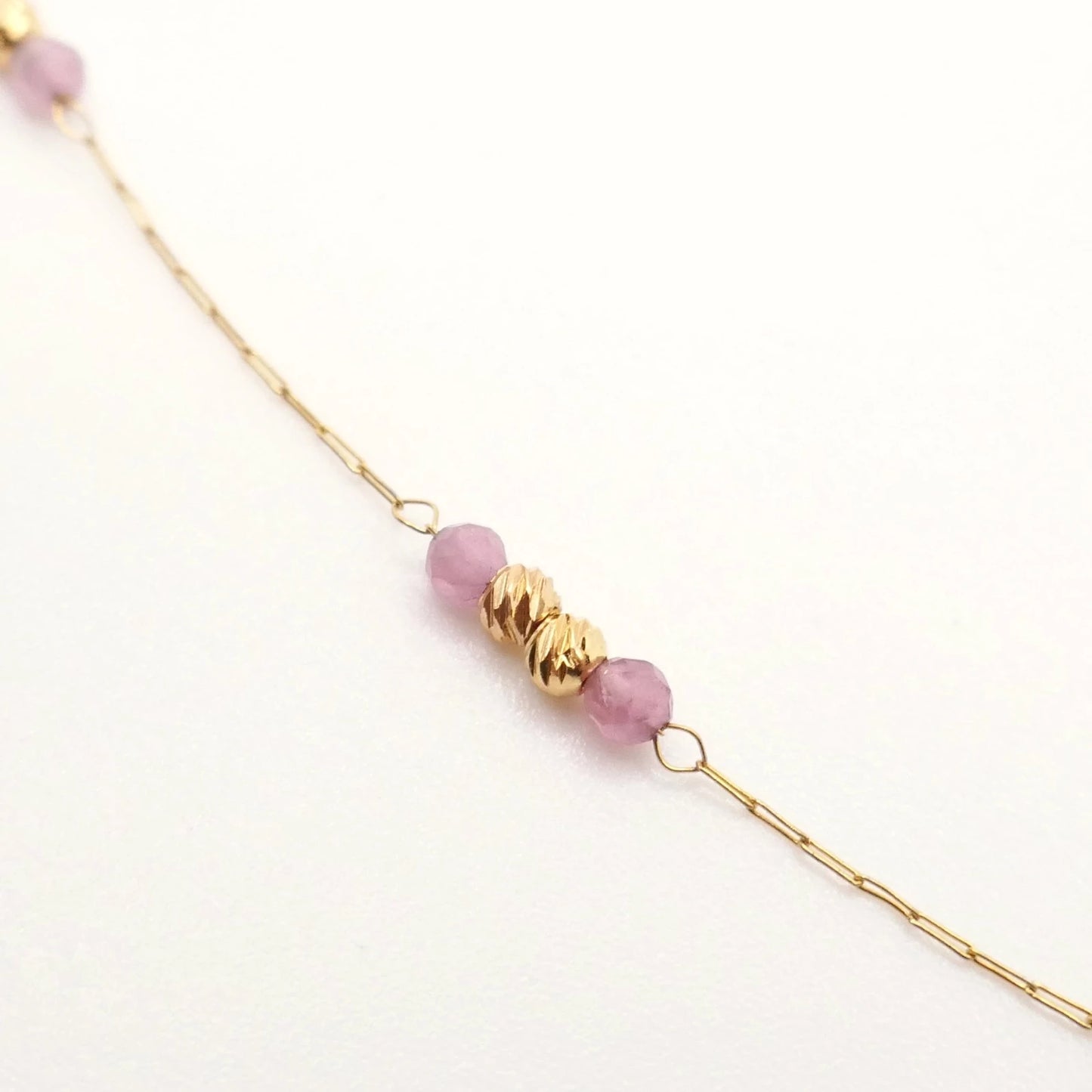 Bijou d'oreilles unique entre boucles et collier en version or et petites perles roses