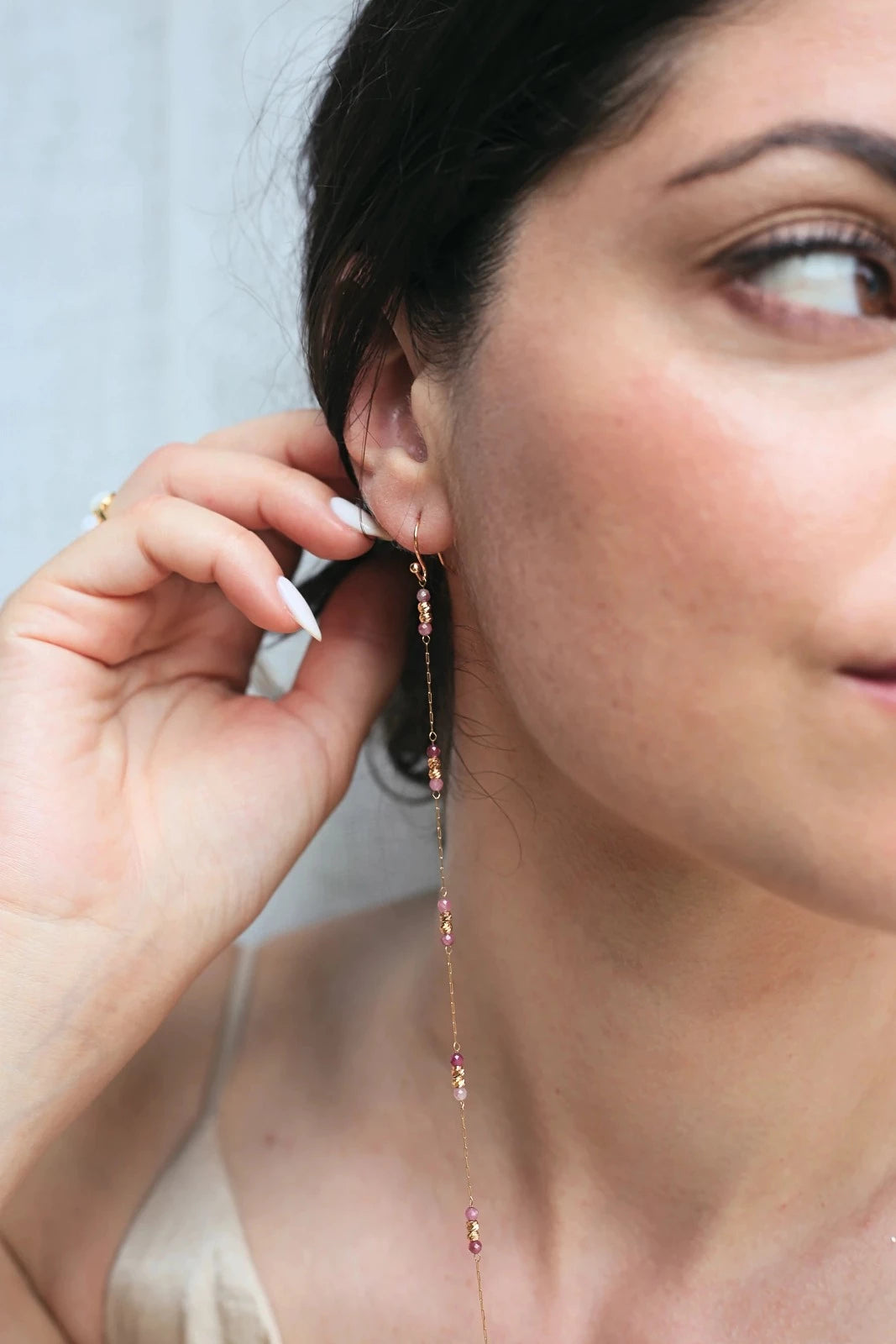 Bijou d'oreilles unique entre boucles et collier en version or et petites perles roses