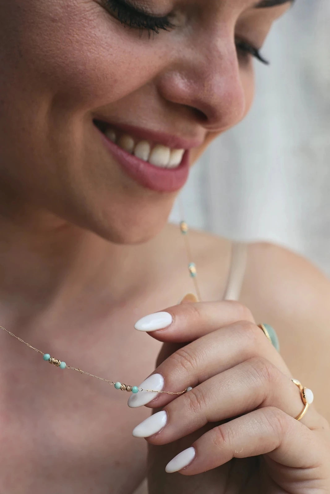 bijou d'oreilles pour femme original et singulier en acier inoxydable et perles naturelles bleues