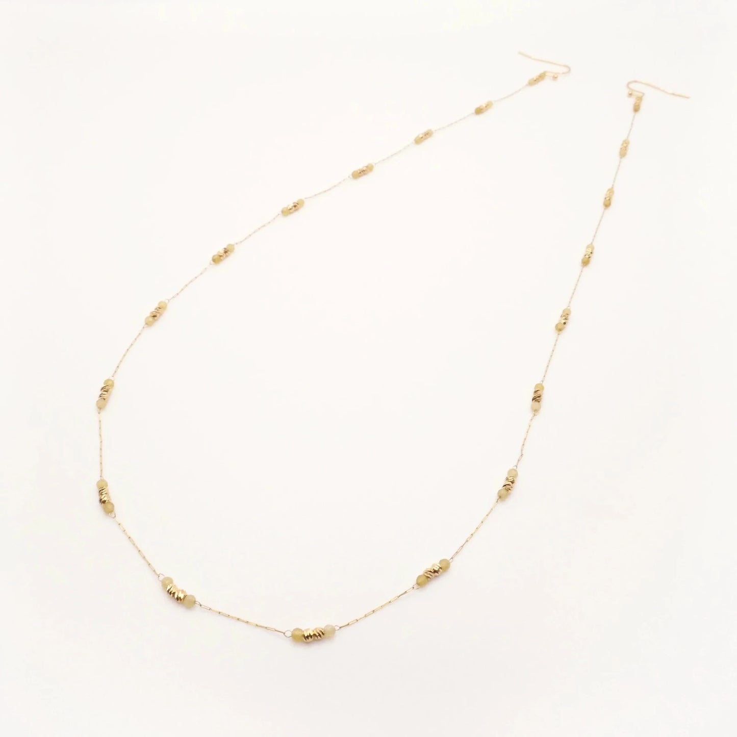 collier d'oreilles création unique cloralys chaine or et perles rondes jaunes bijou de dos et de décolleté