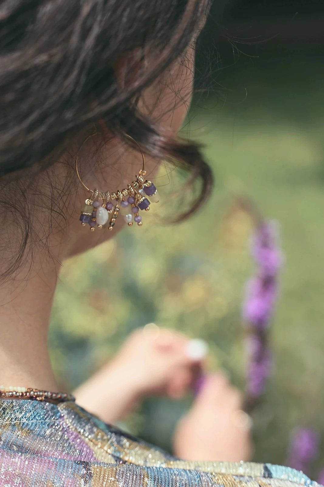 Boucles d'oreilles créoles fines ornées de petites perles et pierres semi-précieuses jaunes et violettes