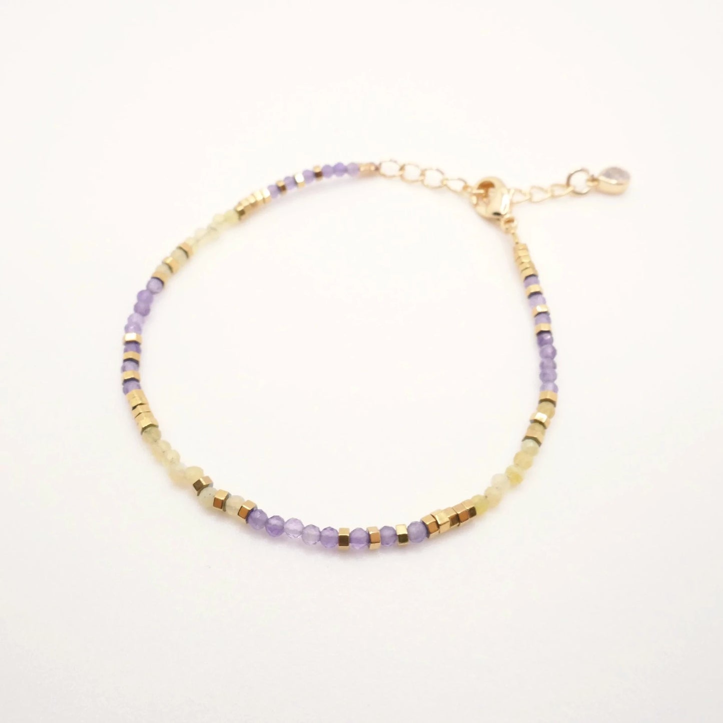 Petit bracelet en perles colorées jaunes et violettes monté sur base en or