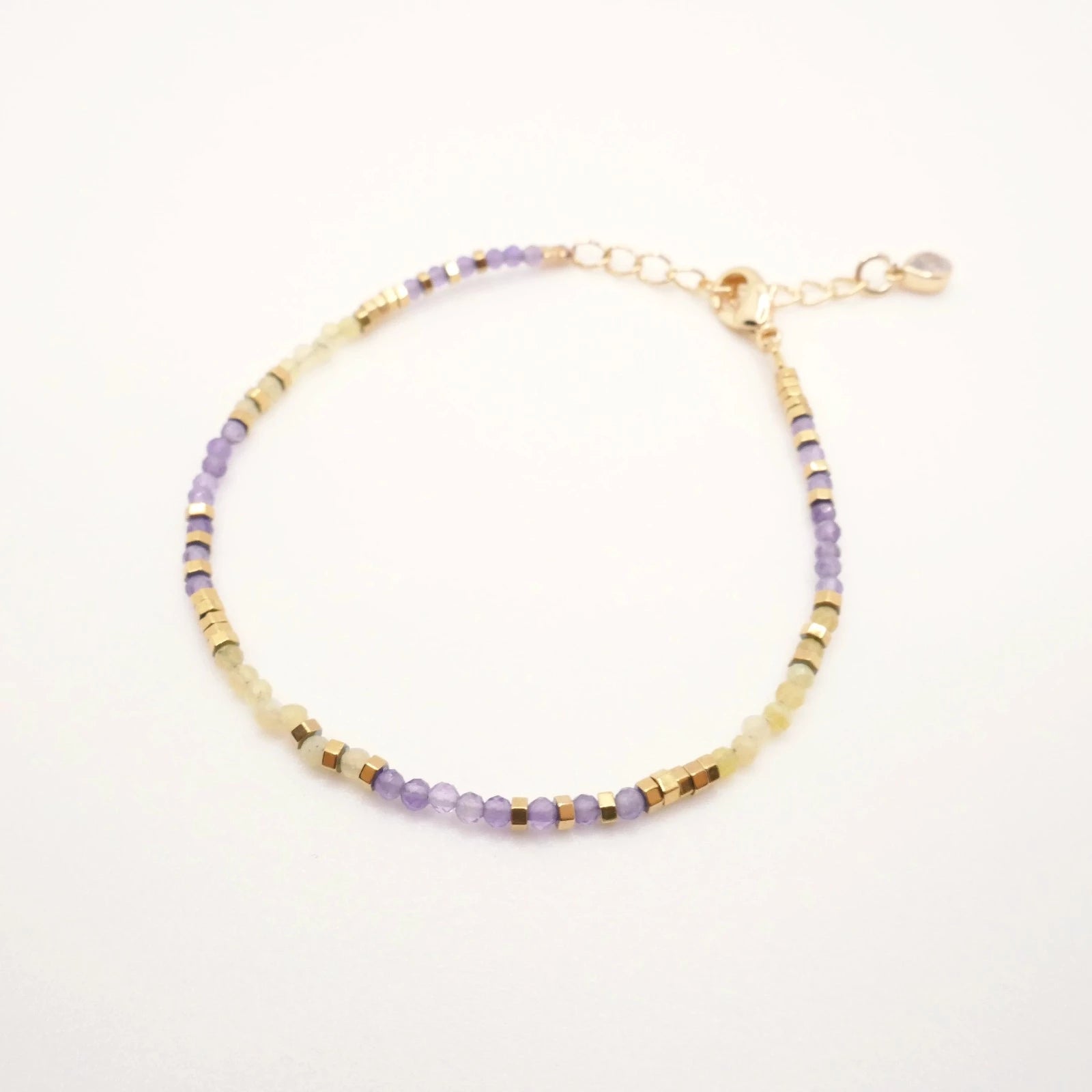 Petit bracelet en perles colorées jaunes et violettes monté sur base en or