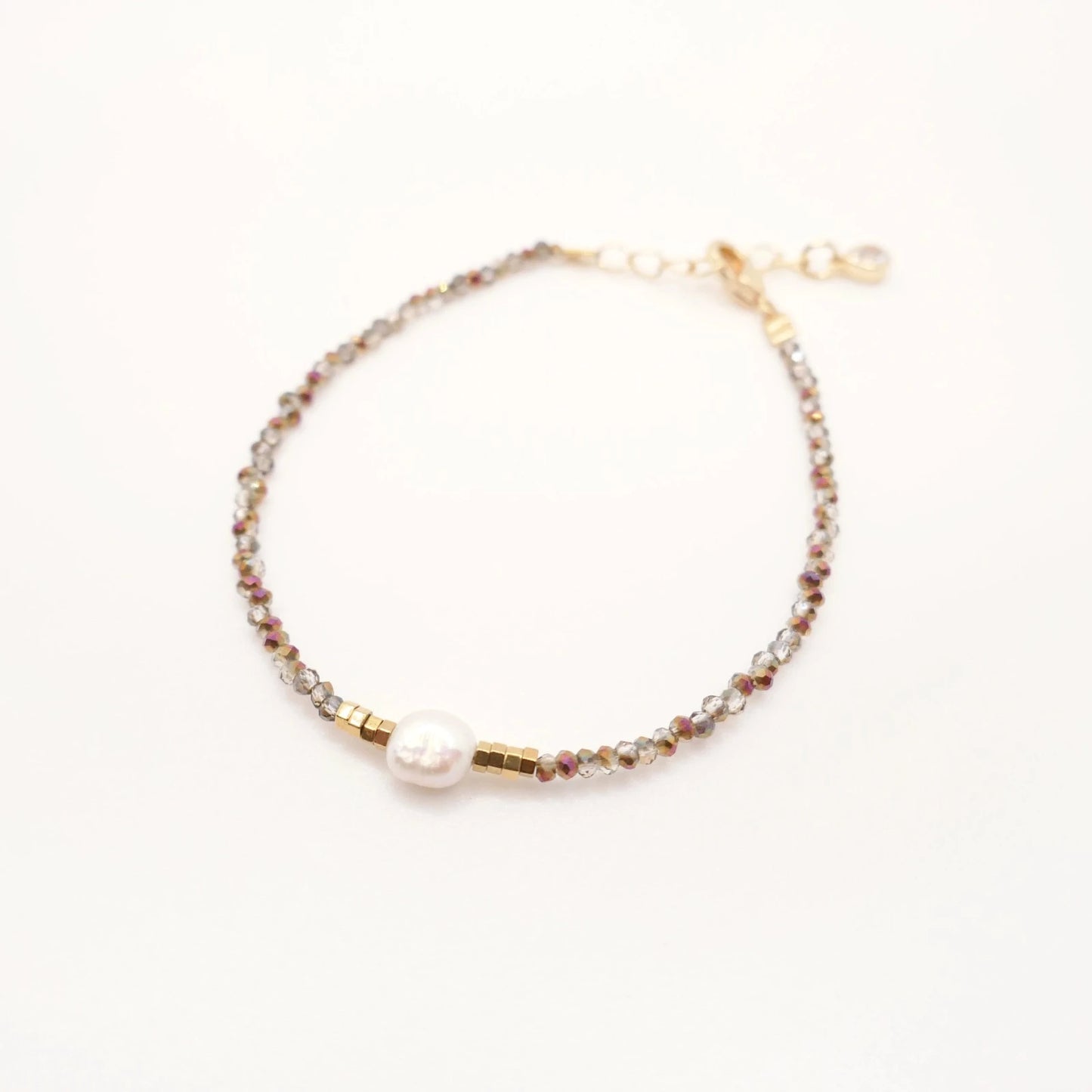 Bracelet fin en perles de cristal perle d'eau douce et doré