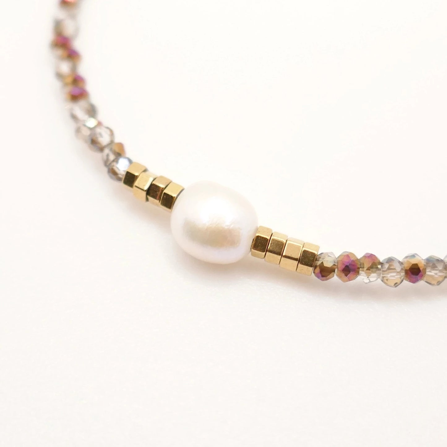 Bracelet fin en perles de cristal perle d'eau douce et doré