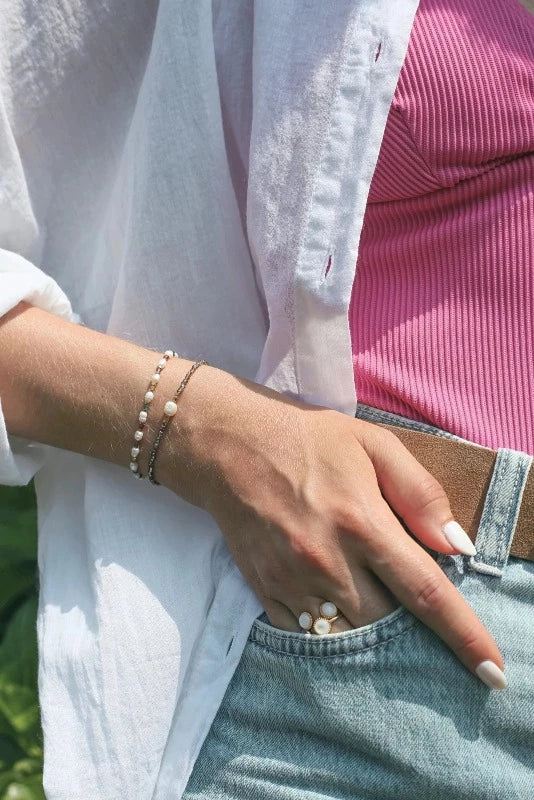 Bracelet fin en perles de cristal perle d'eau douce et doré