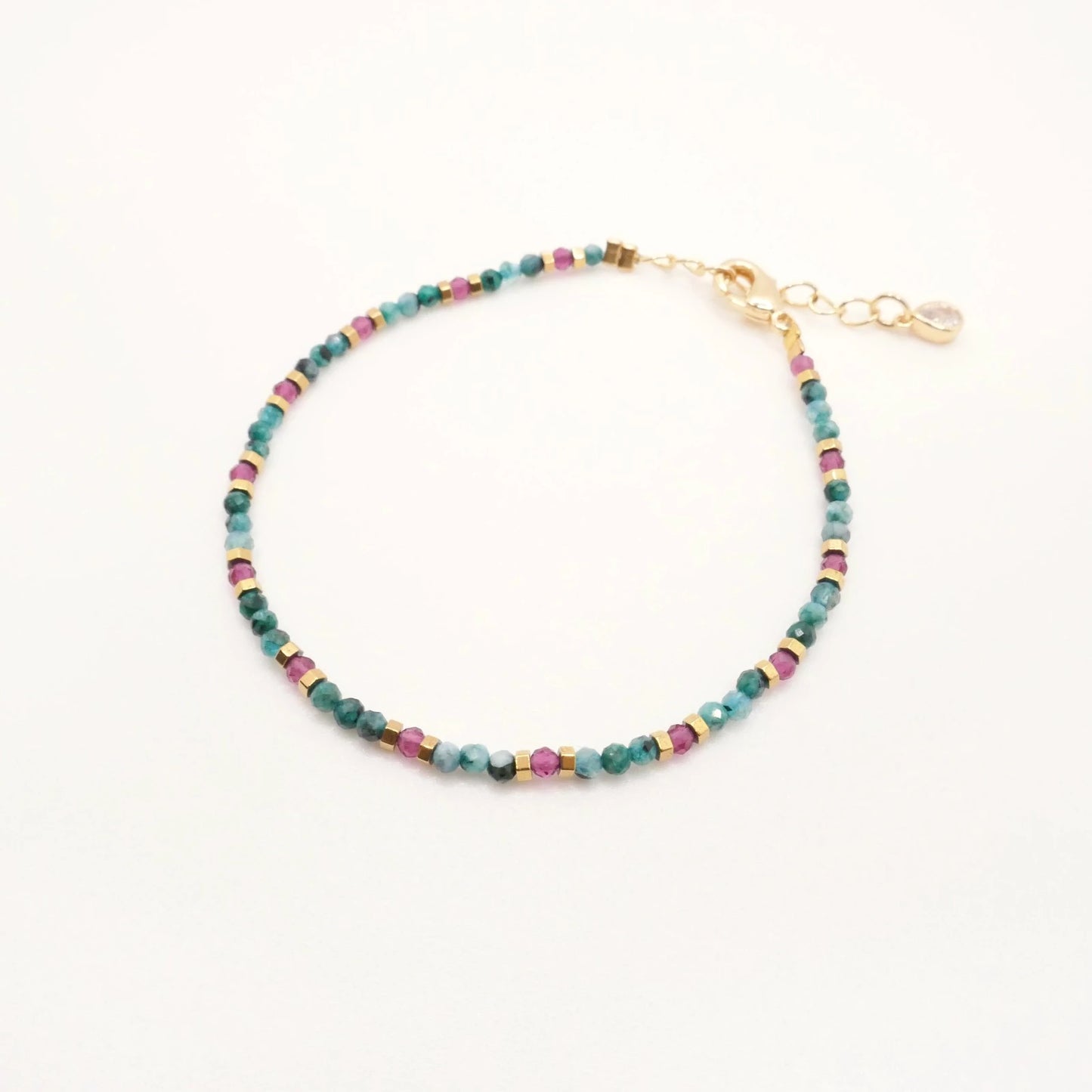 Bracelet homme ou femme en mini perles semi-précieuses vertes rouges et or