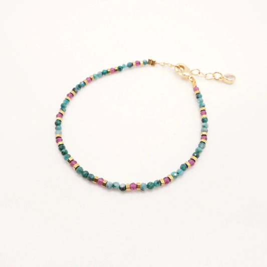 Bracelet homme ou femme en mini perles semi-précieuses vertes rouges et or