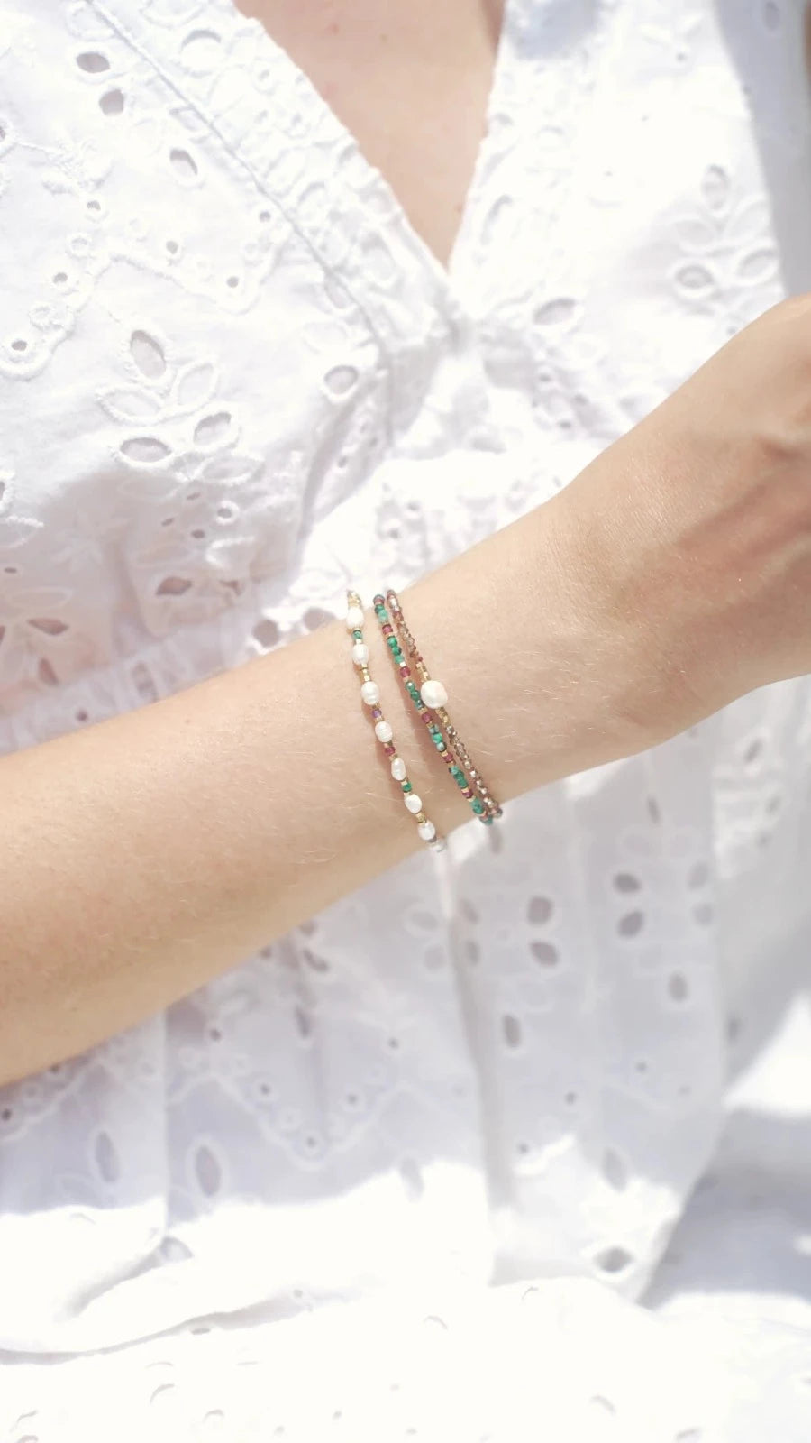 Bracelet homme ou femme en mini perles semi-précieuses vertes rouges et or
