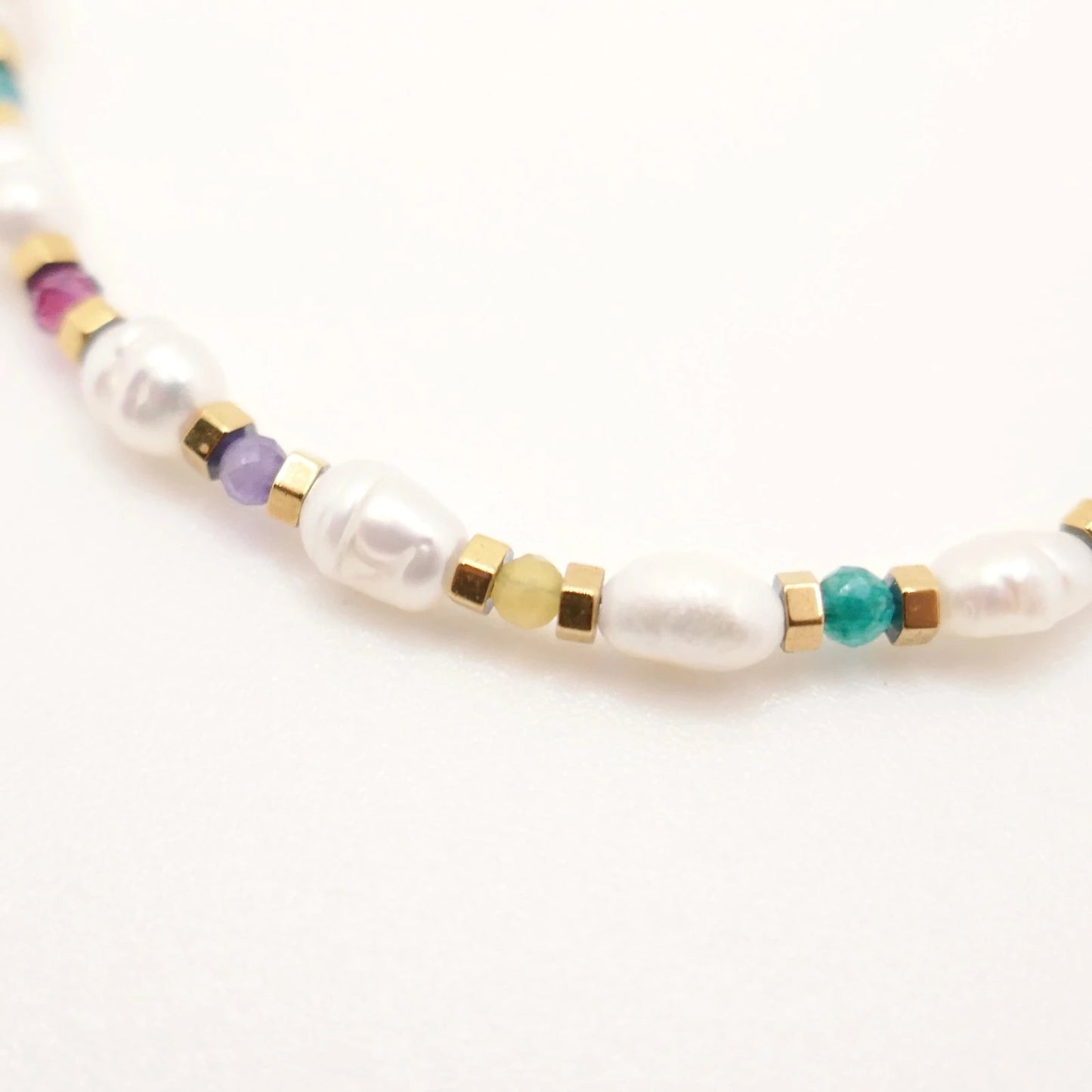 Bracelet en perles d'eau douce blanches et petites perles colorées multicolores