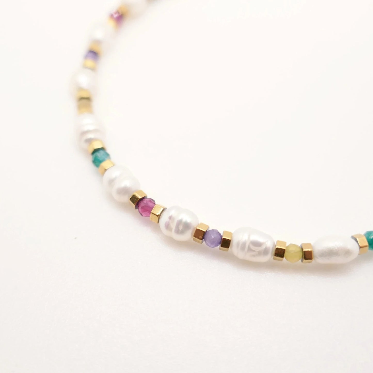 Bracelet en perles d'eau douce blanches et petites perles colorées multicolores
