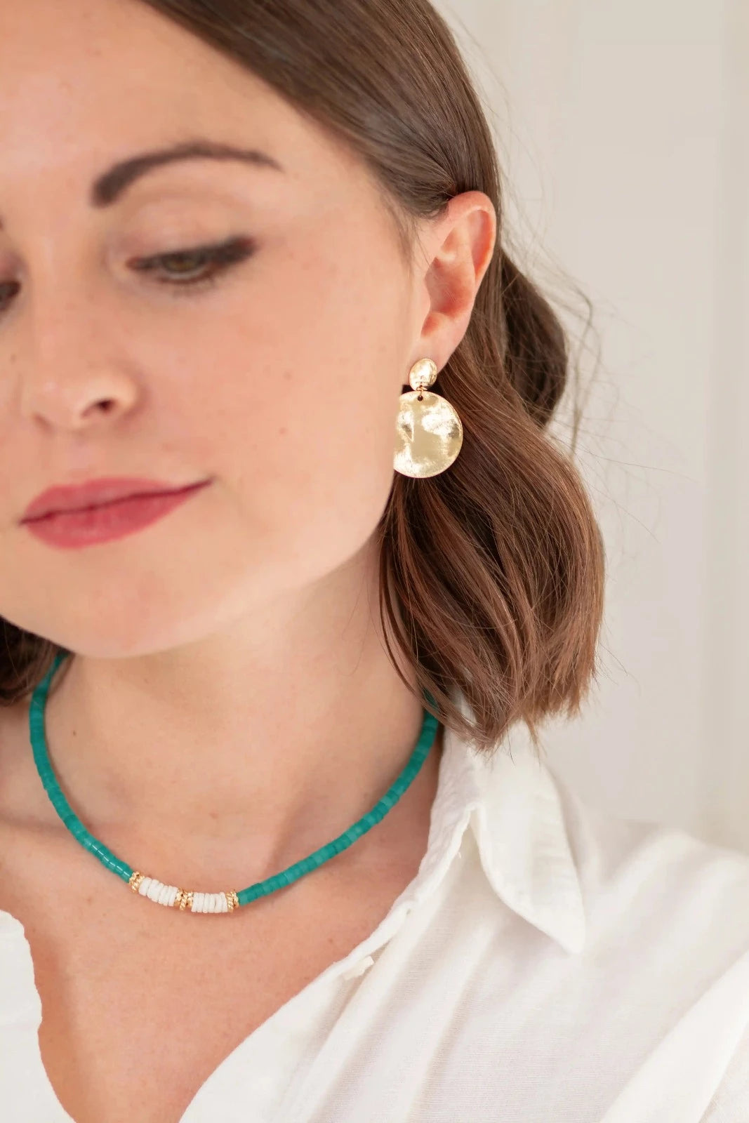femme portant un collier heishi turquoise