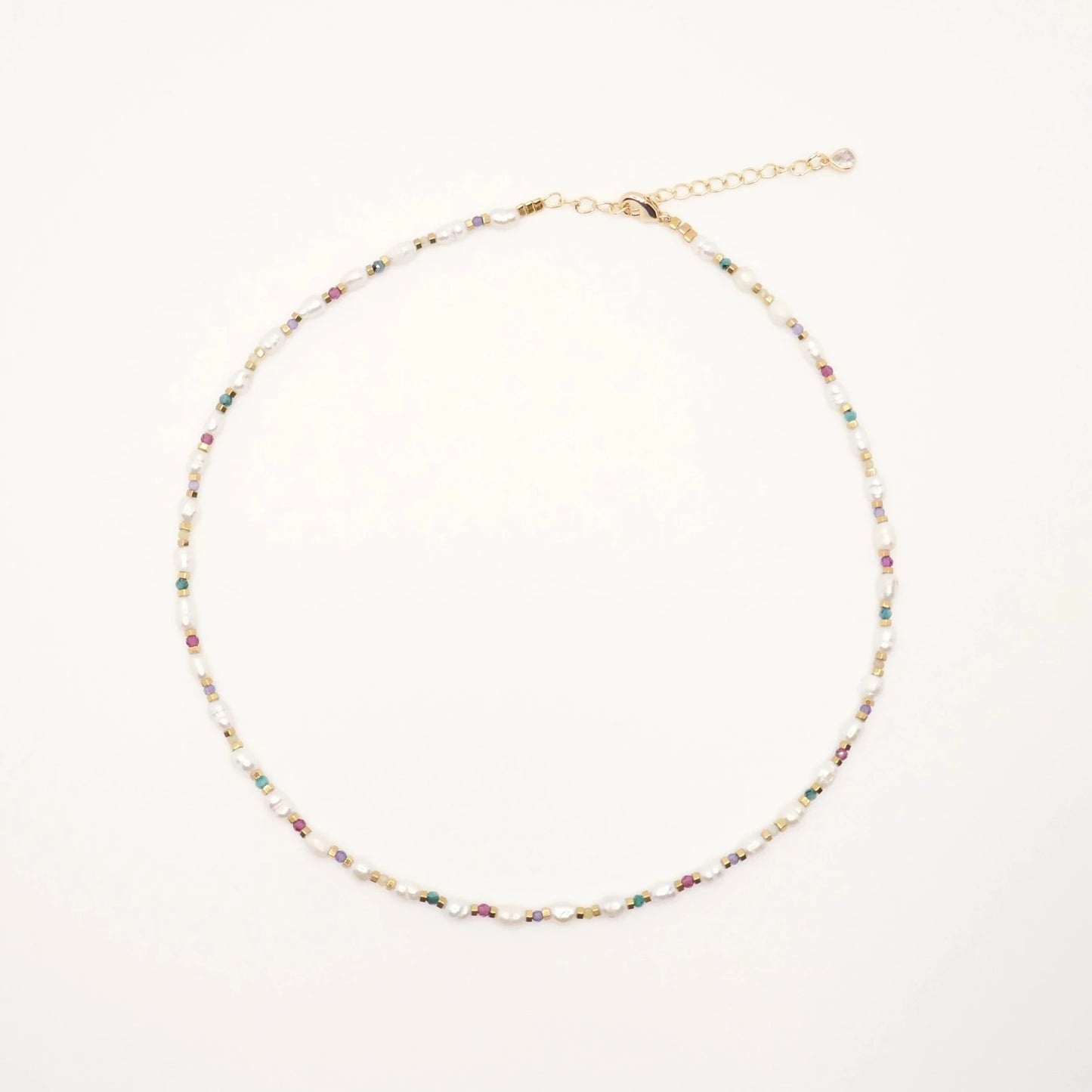 collier fabriqué à la main en petites perles d'eau douce et perles colorées multicolores