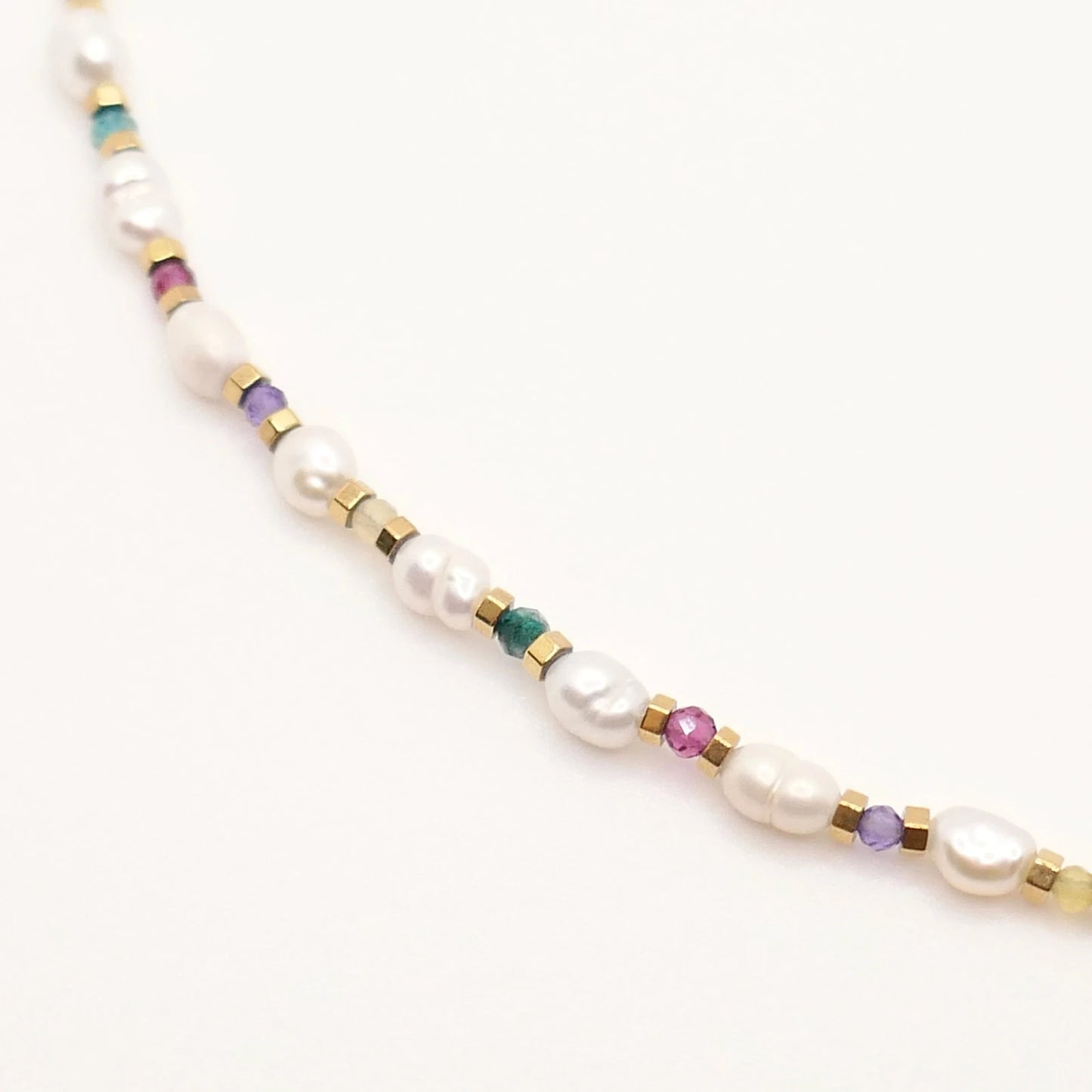 collier fabriqué à la main en petites perles d'eau douce et perles colorées multicolores