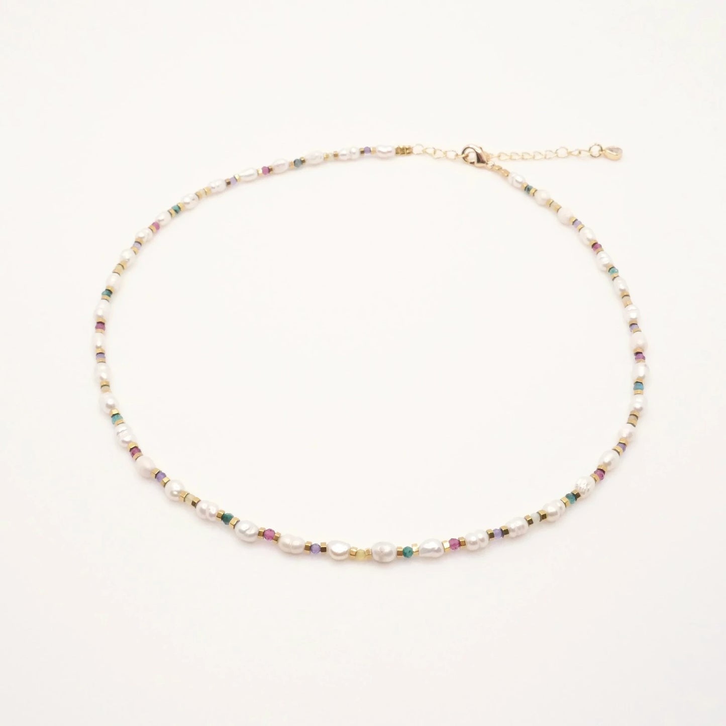 collier fabriqué à la main en petites perles d'eau douce et perles colorées multicolores