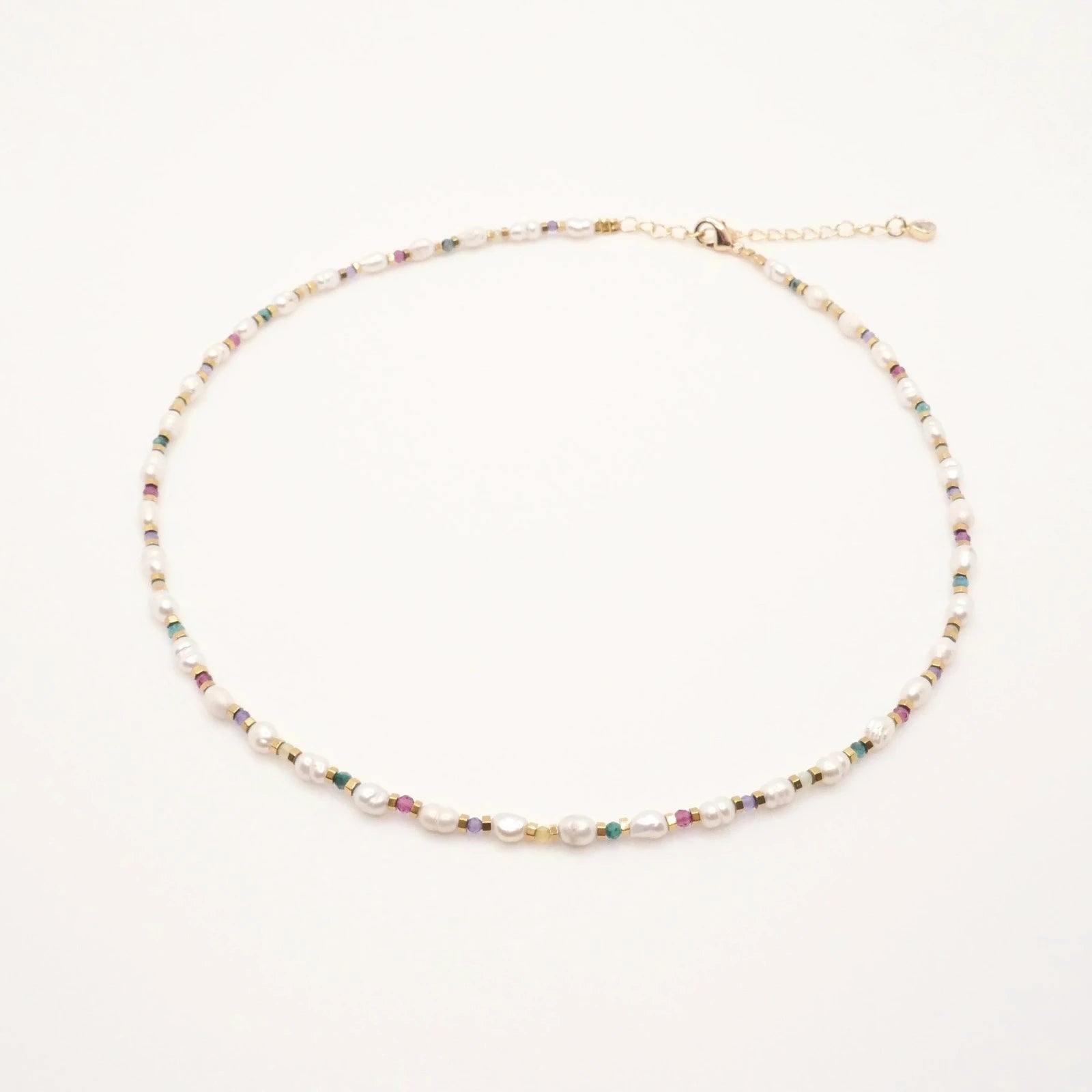 collier fabriqué à la main en petites perles d'eau douce et perles colorées multicolores