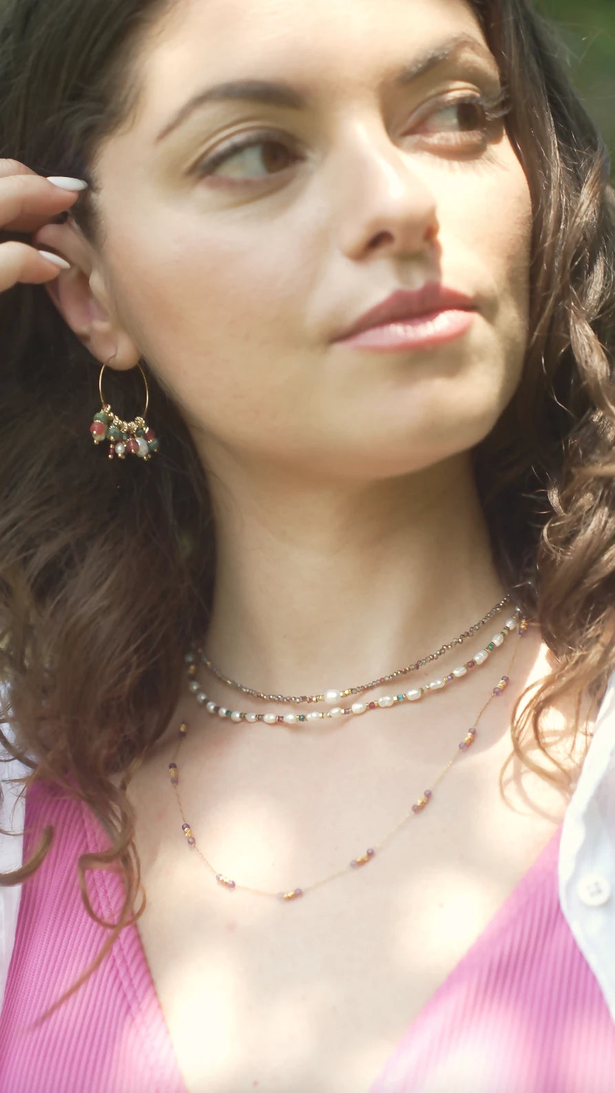 collier fabriqué à la main en petites perles d'eau douce et perles colorées multicolores