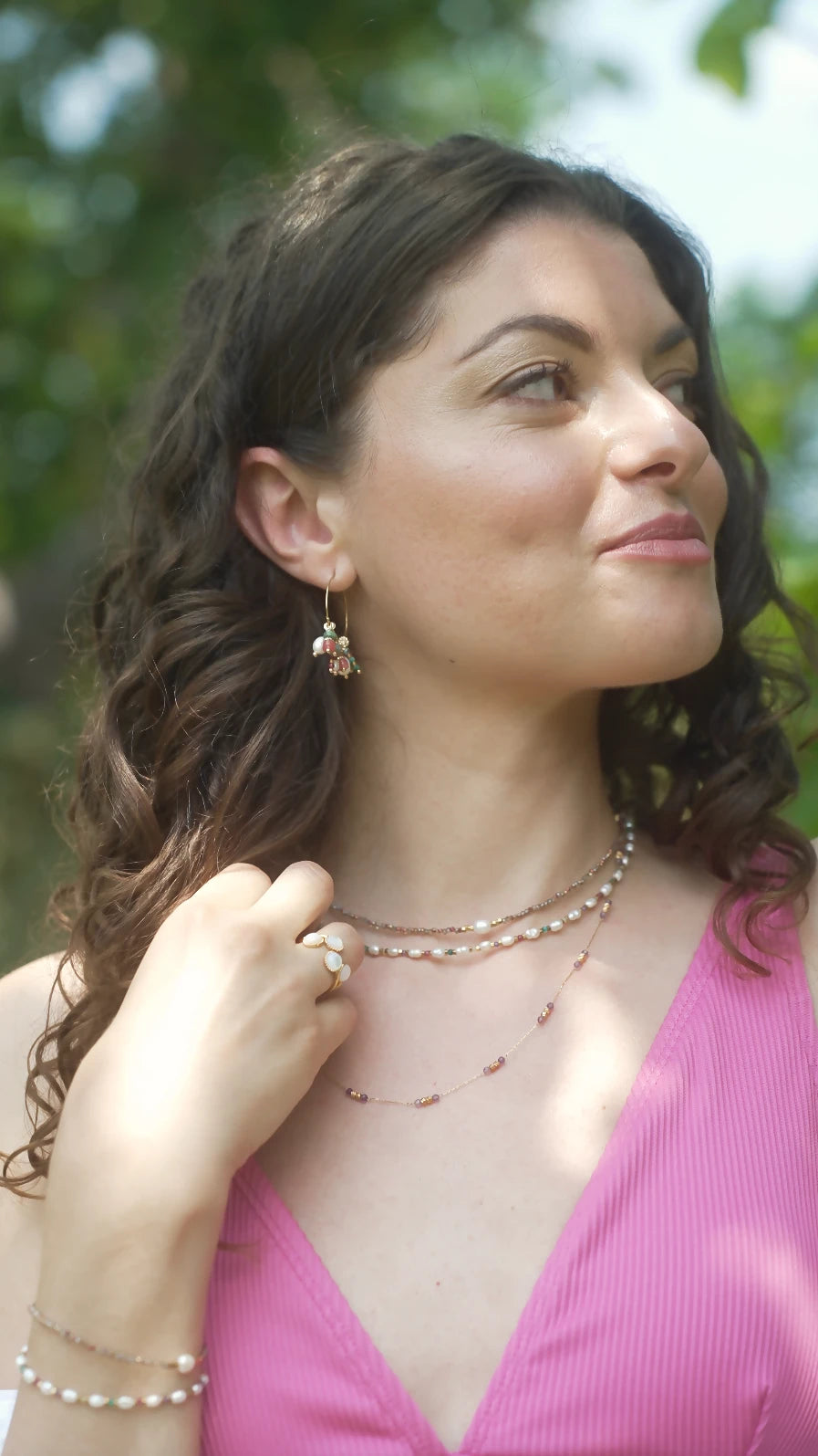 collier fabriqué à la main en petites perles d'eau douce et perles colorées multicolores