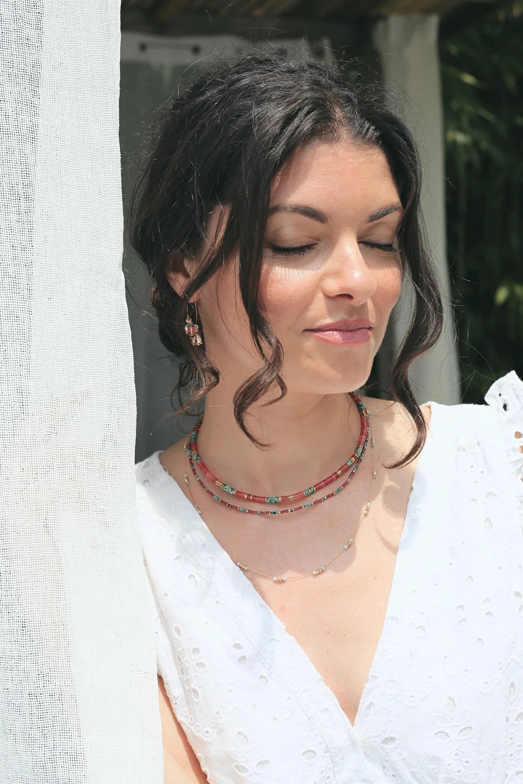 collier en petites perles à facettes cristal brillant rouge vert et or