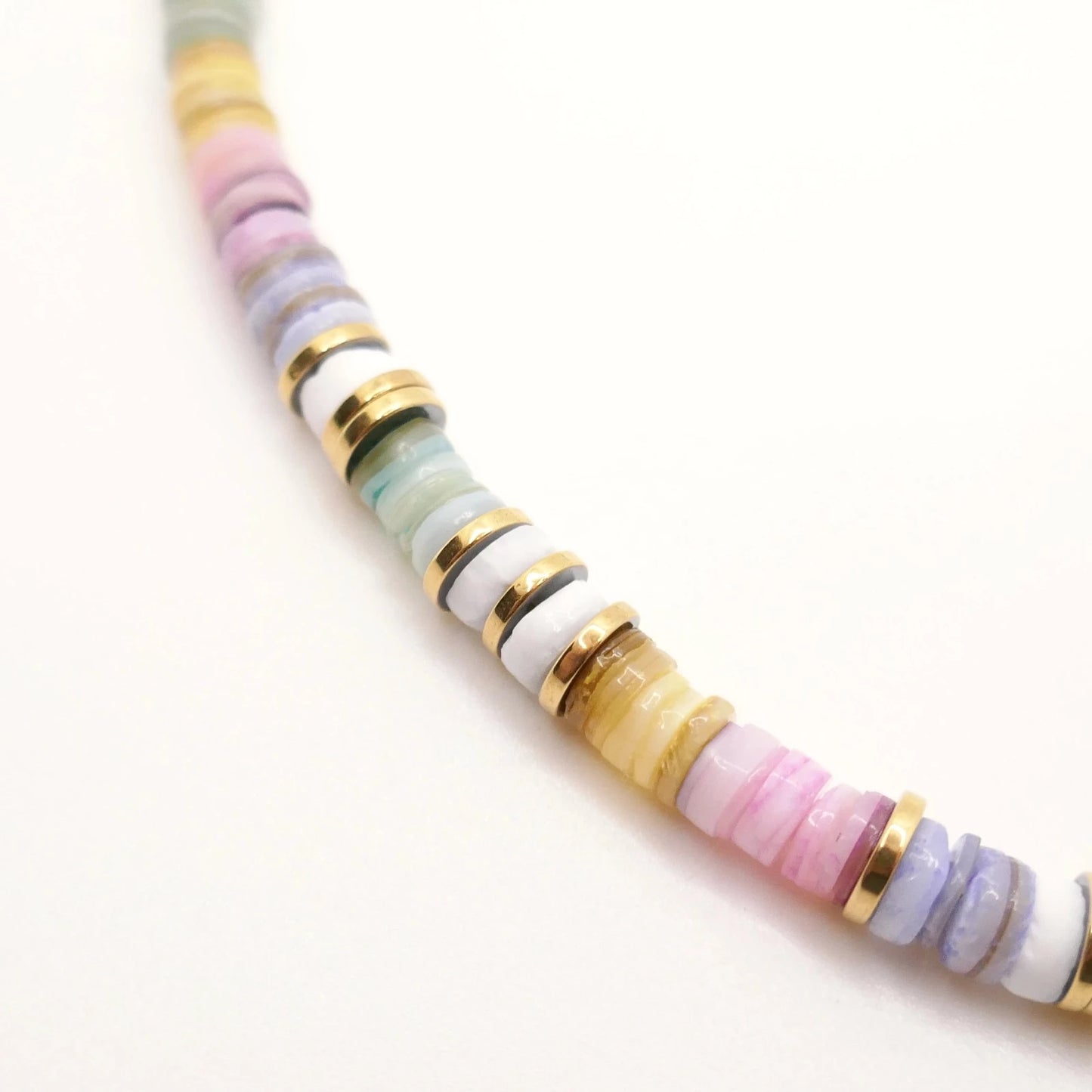 Collier aux dominantes pastel fabriqué à la main en perles heishi et pierres semi-précieuses