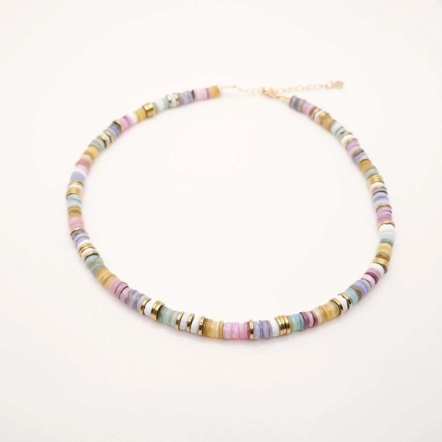 Collier aux dominantes pastel fabriqué à la main en perles heishi et pierres semi-précieuses