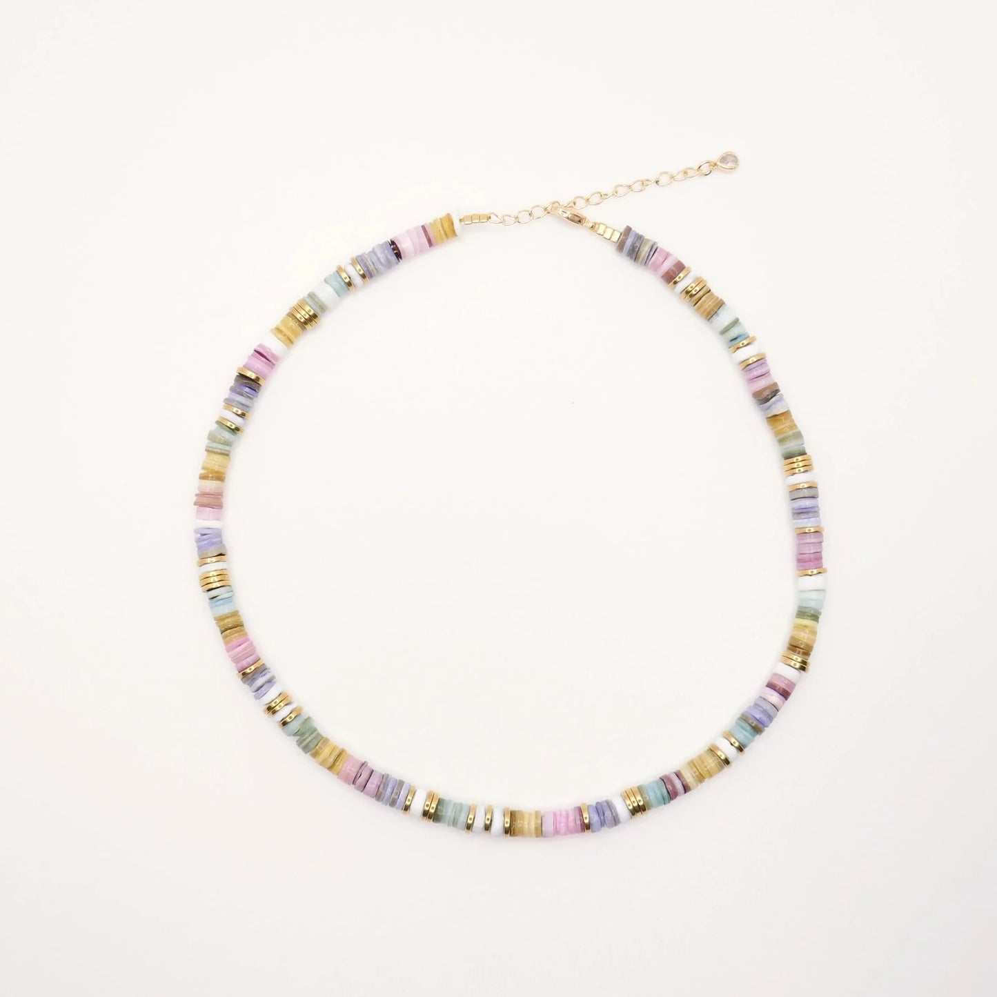 Collier aux dominantes pastel fabriqué à la main en perles heishi et pierres semi-précieuses