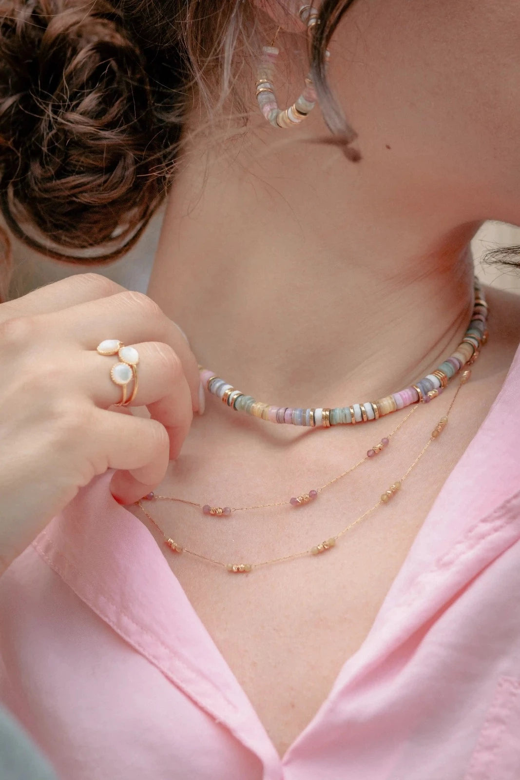 Collier aux dominantes pastel fabriqué à la main en perles heishi et pierres semi-précieuses