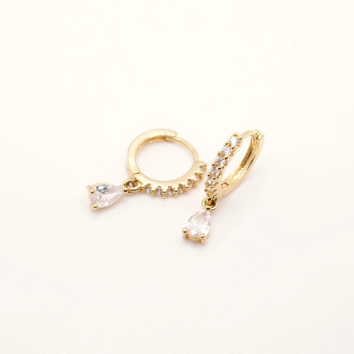 Mini boucles d'oreilles élégantes en or et strass pour femme