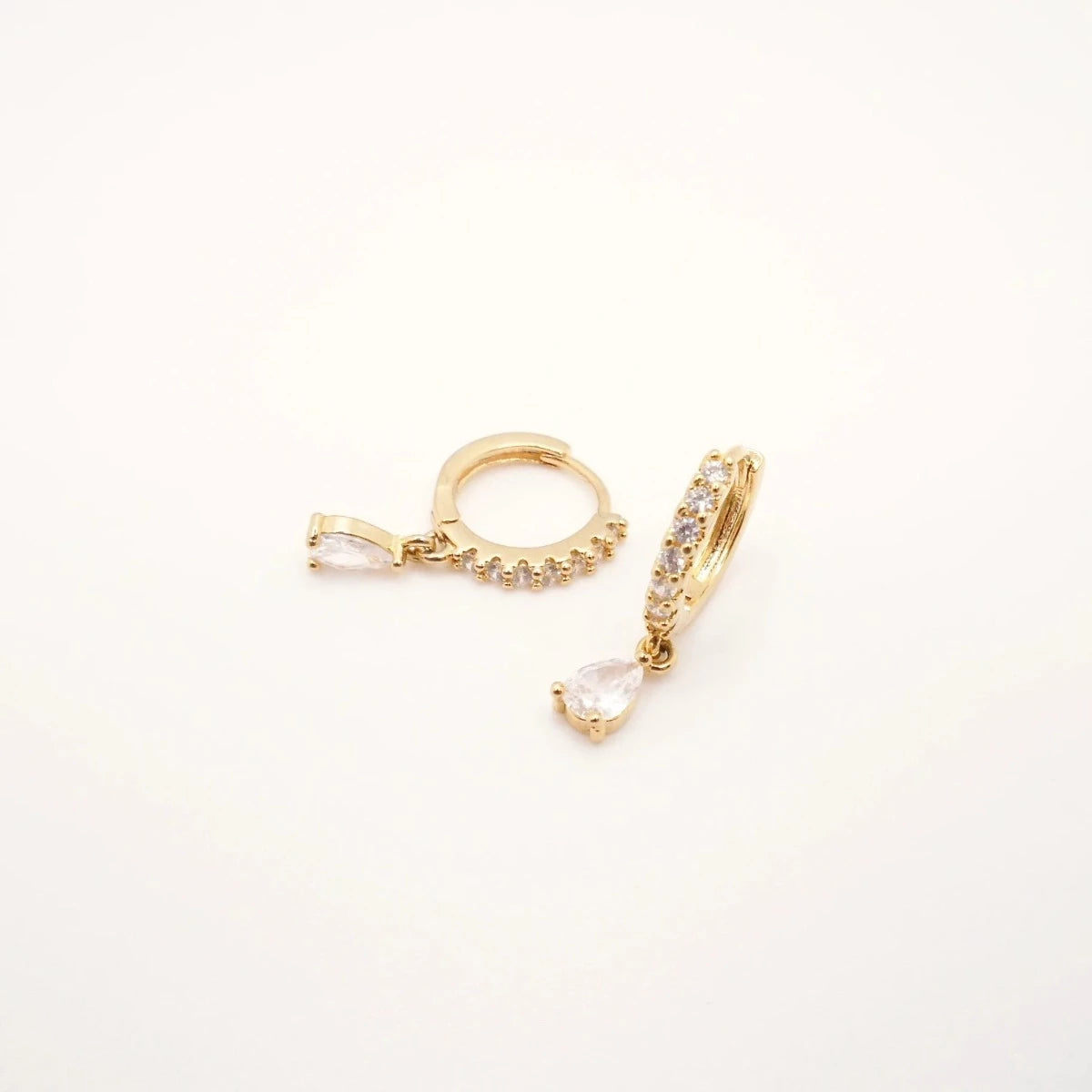 Mini boucles d'oreilles élégantes en or et strass pour femme