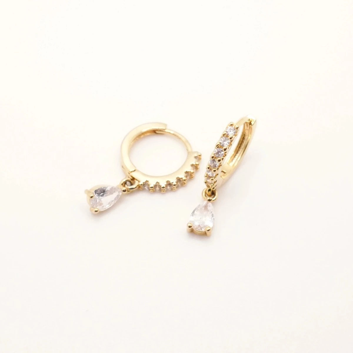 Mini boucles d'oreilles élégantes en or et strass pour femme