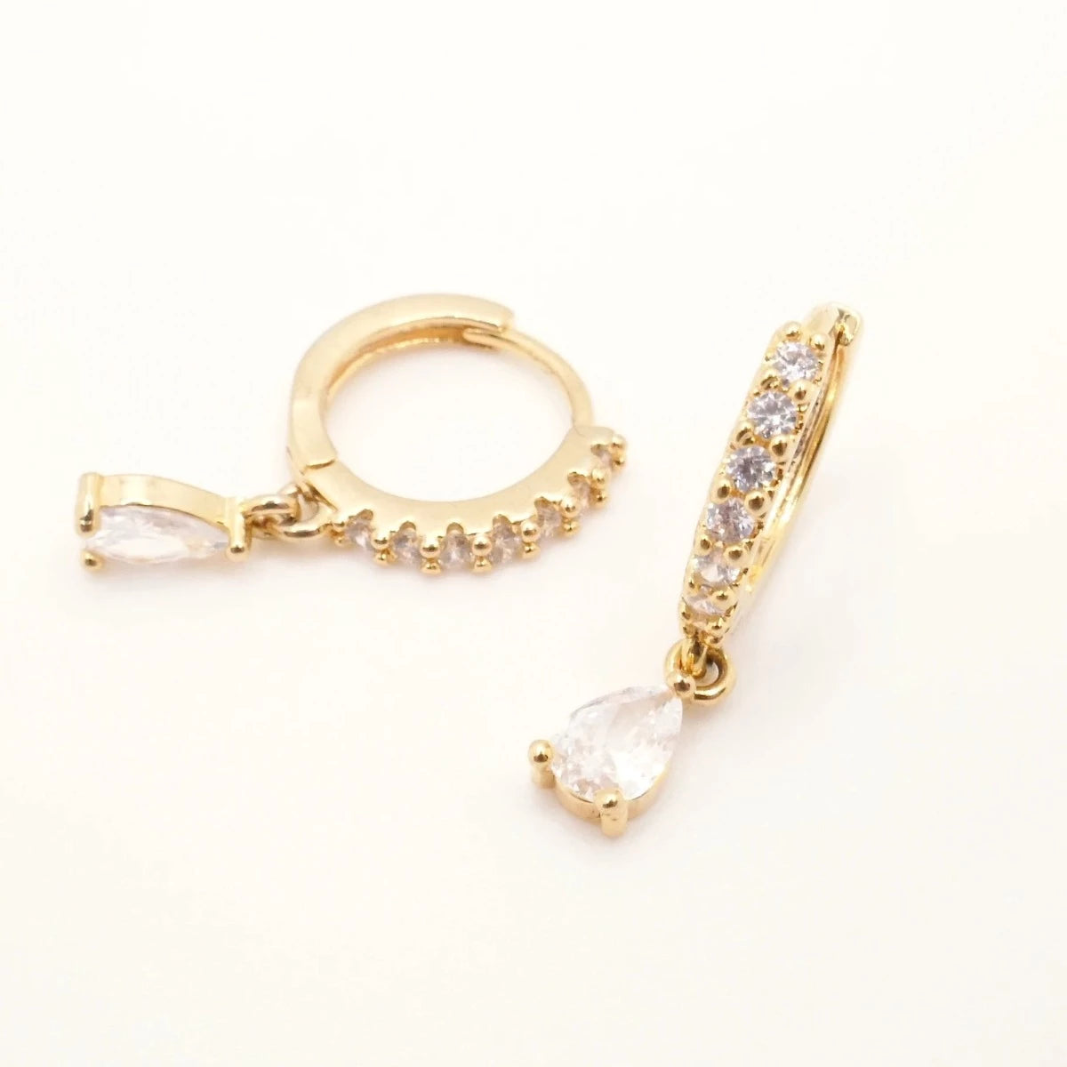 Mini boucles d'oreilles élégantes en or et strass pour femme