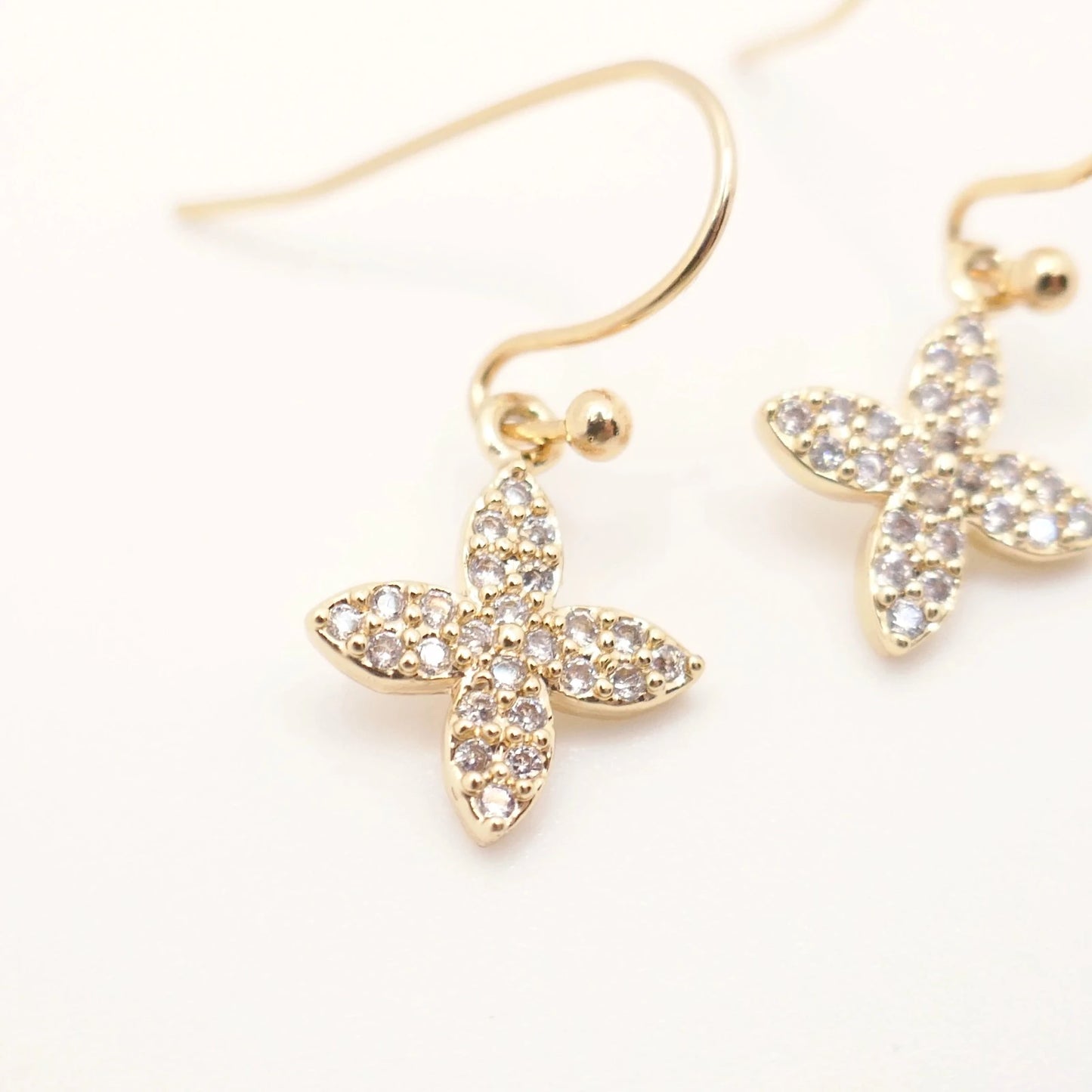 Boucles d'oreilles or et strass pour femme en forme de croix