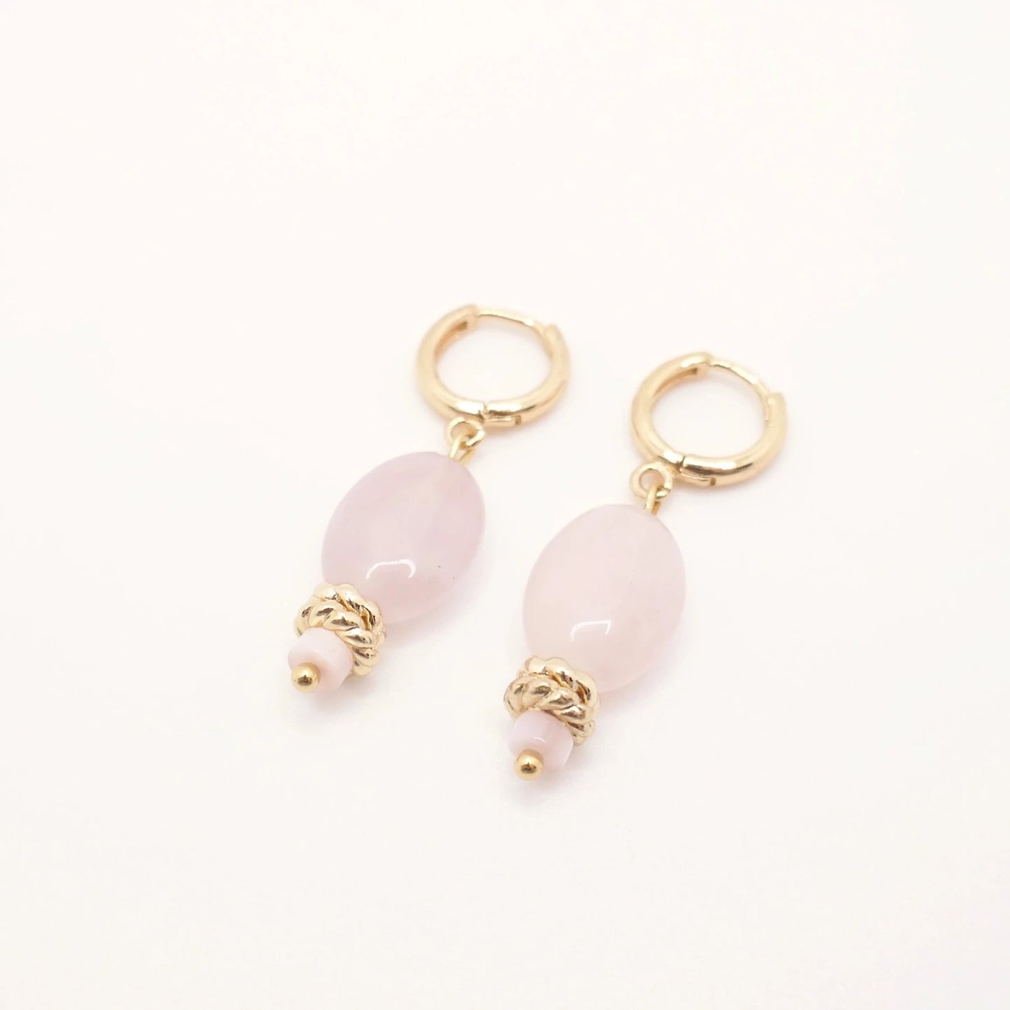 Petites boucles d'oreilles féminines en or et pierre rose