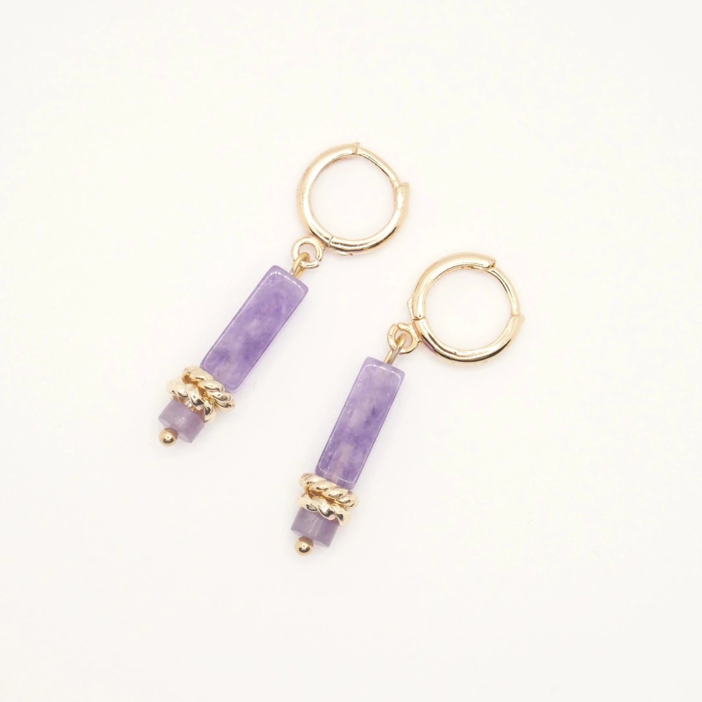 Paire de boucles d'oreilles dorées et en pierre naturelle violette