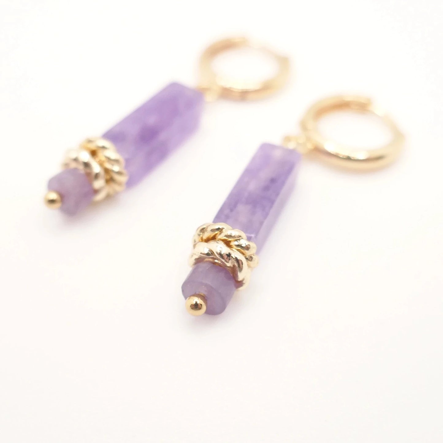 Paire de boucles d'oreilles dorées et en pierre naturelle violette