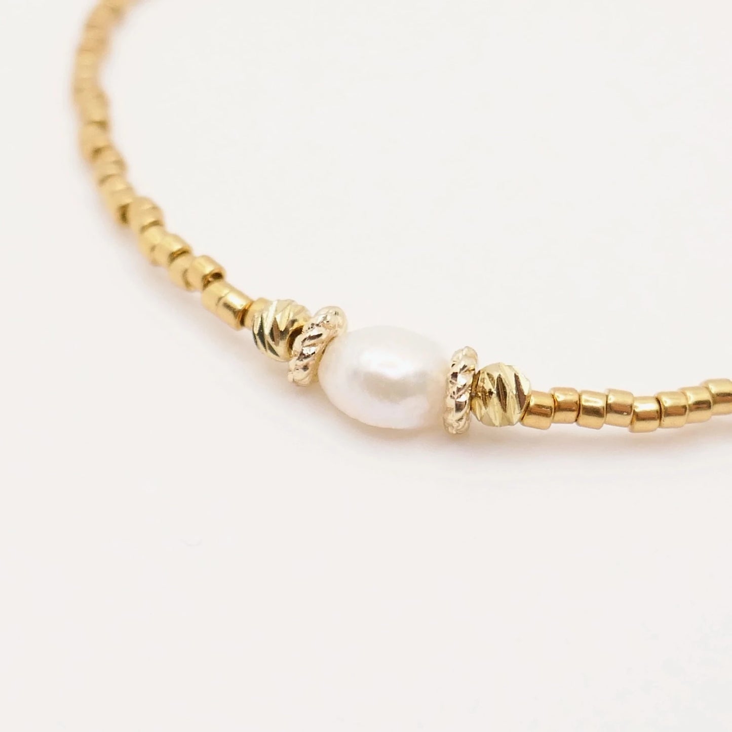 Bracelet en perles plaquées or et pierre naturelle de nacre blanche