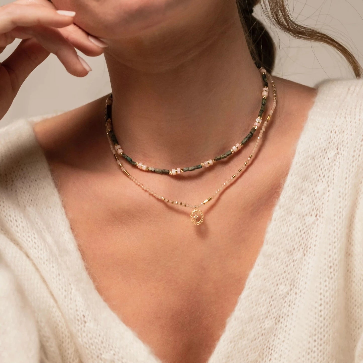 Femme portant une accumulation de colliers artisanaux fabriqués à la main