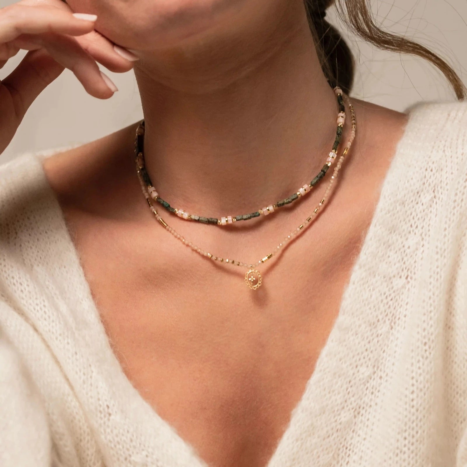 Femme portant une accumulation de colliers artisanaux fabriqués à la main