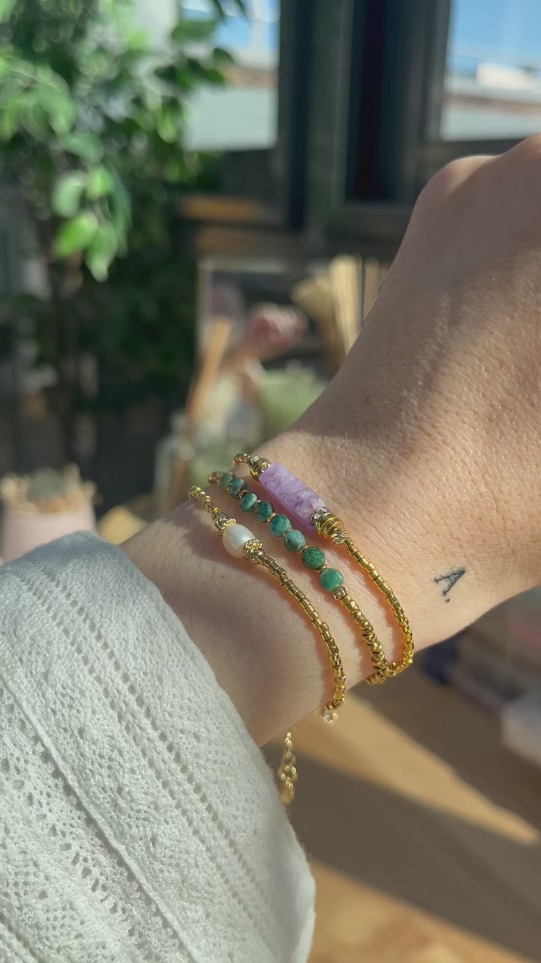 femme portant des bracelets en accumulation en perles