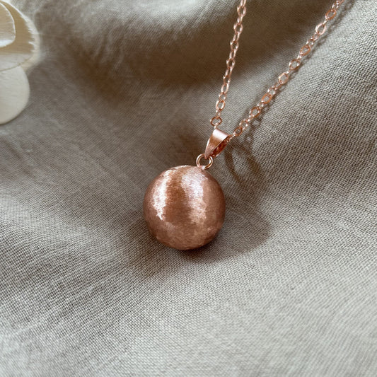 Quels bijoux et accessoires de maternité choisir selon les étapes de sa vie de maman