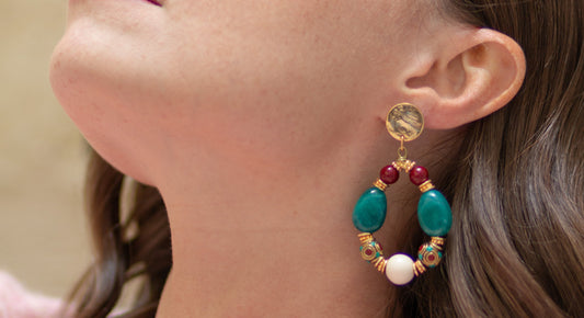 Quelles boucles d'oreilles porter avec des cheveux longs ?