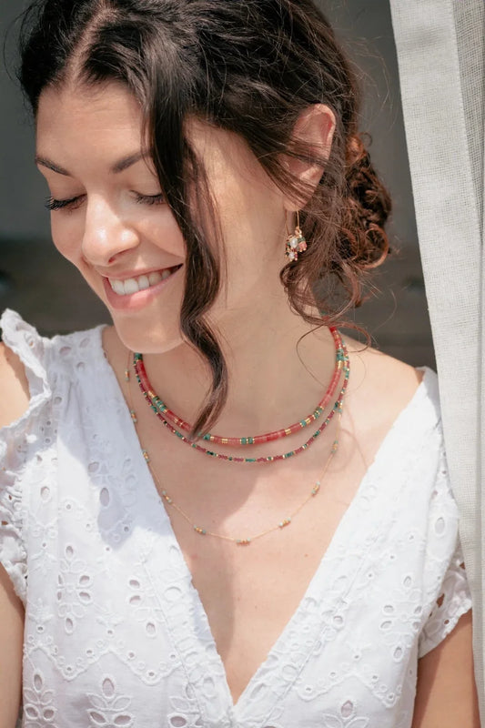 femme portant plusieurs colliers pour un mariage