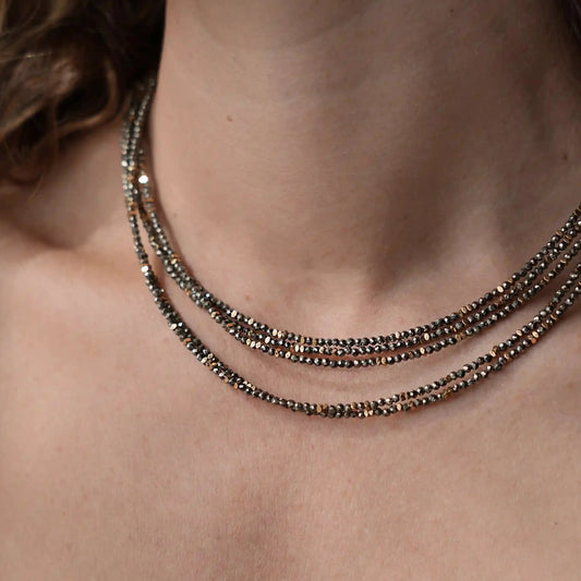 Collier ras de cou : comment le choisir selon sa morphologie