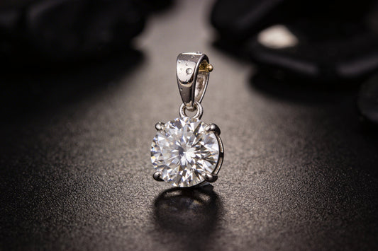 Comment bien choisir son pendentif en diamant ?