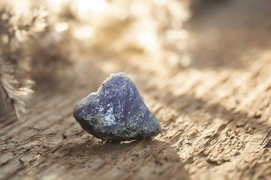 pierre de lapis lazuli sur fond clair