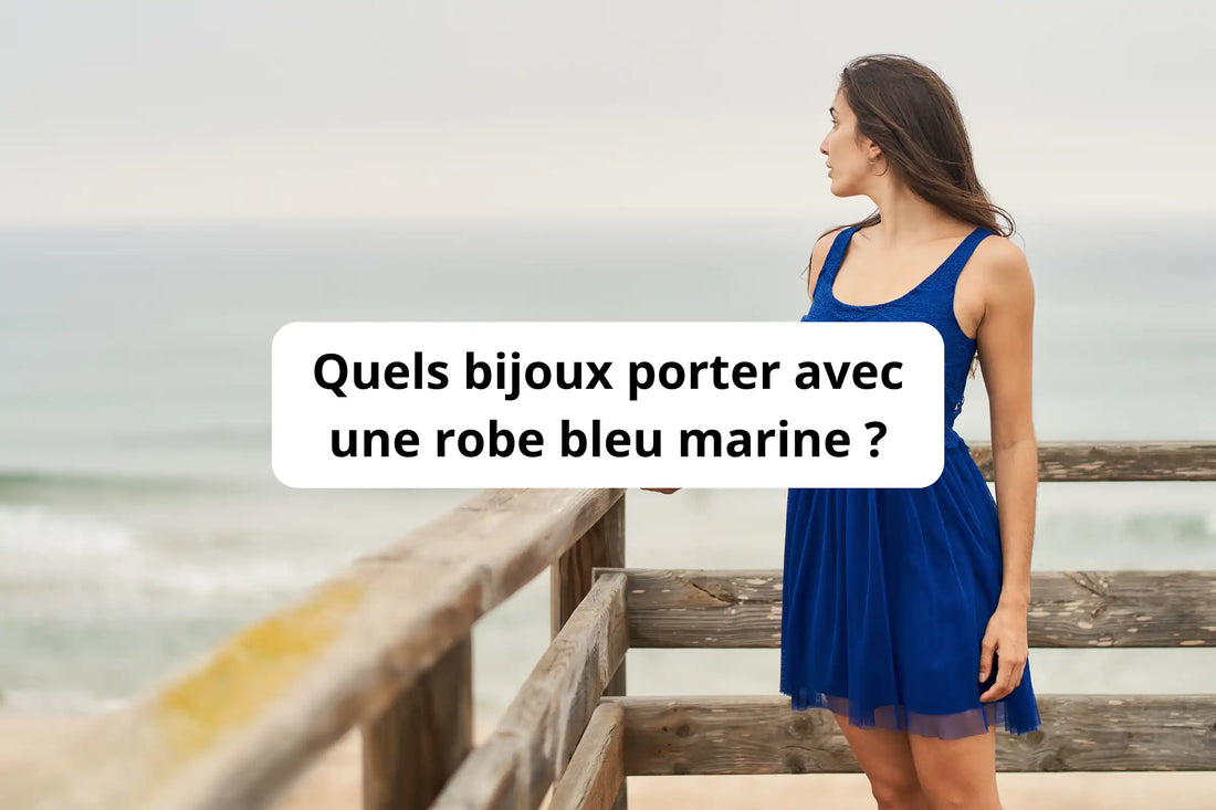 femme portant une robe bleue marine au bord de l'océan