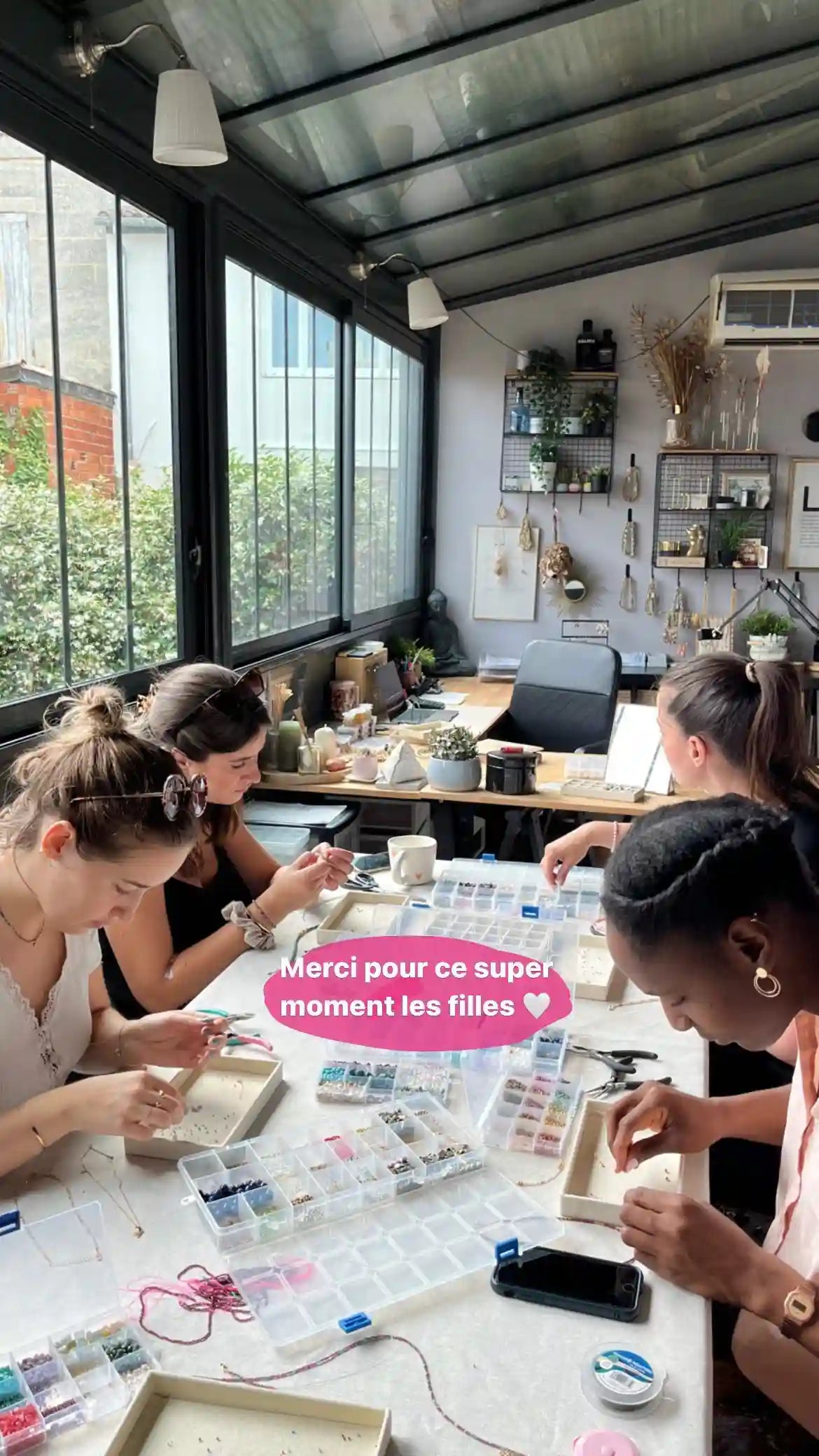 groupe de femmes créant des bijoux à la main lors d'un atelier créatif